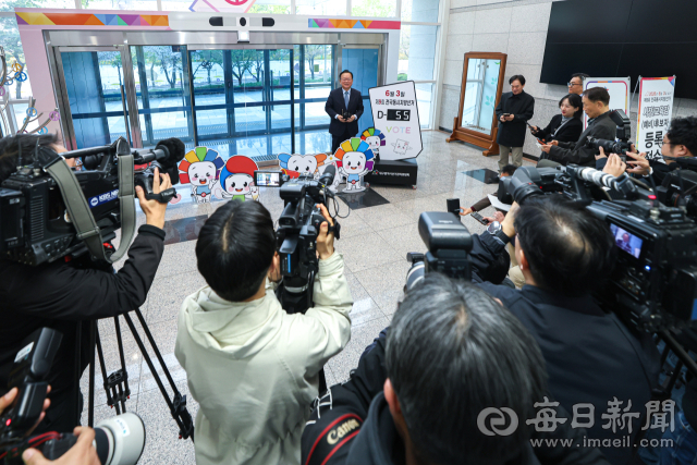 더불어민주당 대구시장 후보로 단수 공천된 김부겸 전 국무총리가 9일 오전 대구시선거관리위원회에서 6·3 지방선거 대구시장 예비후보자 등록을 마친 뒤 취재진 질문에 답하고 있다. 안성완 기자 asw0727@imaeil.com