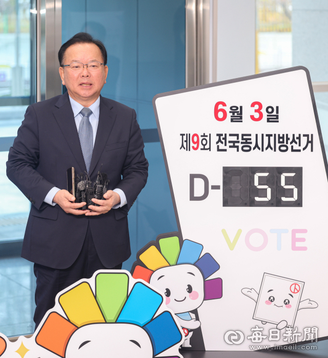 더불어민주당 대구시장 후보로 단수 공천된 김부겸 전 국무총리가 9일 오전 대구시선거관리위원회에서 6·3 지방선거 대구시장 예비후보자 등록을 마친 뒤 취재진 질문에 답하고 있다. 안성완 기자 asw0727@imaeil.com