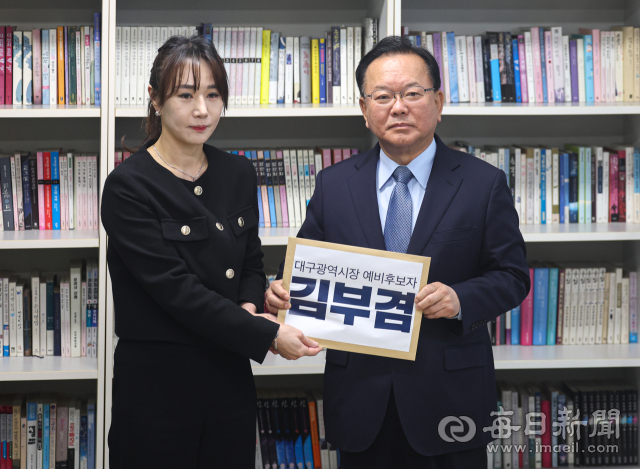 더불어민주당 대구시장 후보로 단수 공천된 김부겸 전 국무총리가 9일 오전 대구시선거관리위원회에서 6·3 지방선거 대구시장 예비후보자 등록을 마친 뒤 취재진 질문에 답하고 있다. 안성완 기자 asw0727@imaeil.com