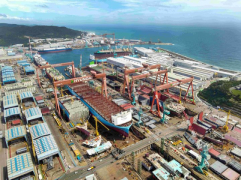 울산서 정비중이던 해군잠수함 화재 초진…실종자 1명 수색 중