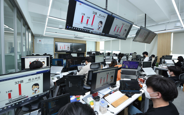 영진전문대학교 AI글로벌IT과 학생들이 온라인으로 진행되는 일본 기업설명회를 시청하고 있다. 영진전문대 제공