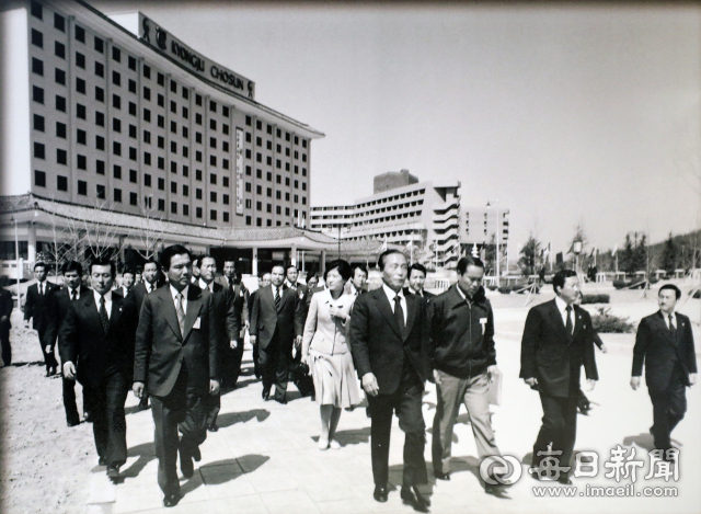 경주 코모도호텔을 배경으로 박정희 전 대통령이 수행원들과 함께 이동하는 모습을 담은 기록 사진. 정운철 기자 woon@imaeil.com