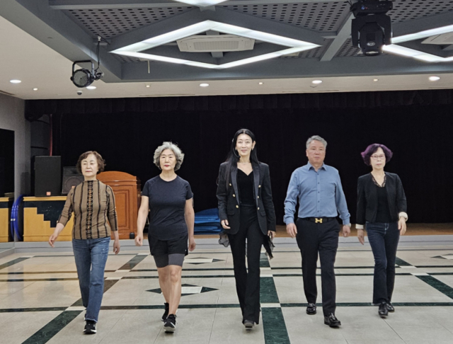 구부정했던 어깨를 펴고 당당한 걸음을 연습하는 시니어들, 익숙한 선율을 따라 입을 모아 노래하는 어르신들의 표정에는 오랜만에 되찾은 생동감이 묻어났다. 장성혁 기자