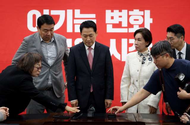 장동혁 국민의힘 대표가 지난 3월 22일 오전 국민의힘 대구시당에서 지역 의원들과 비공개 회의를 마친 뒤 취재진의 질문에 답하고 있다. 김영진 기자 kyjmaeil@imaeil.com