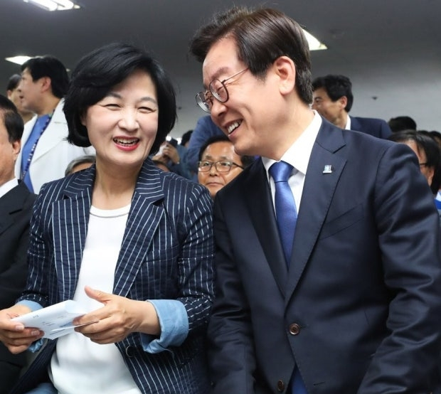 2018년 5월 27일 7회 지선 당시 경기 수원시 팔달구 마라톤빌딩에서 열린 이재명 더불어민주당 경기도지사 후보 선거사무소 개소식에서 추미애 민주당 대표와 이재명 후보가 이야기를 나누고 있다. 연합뉴스