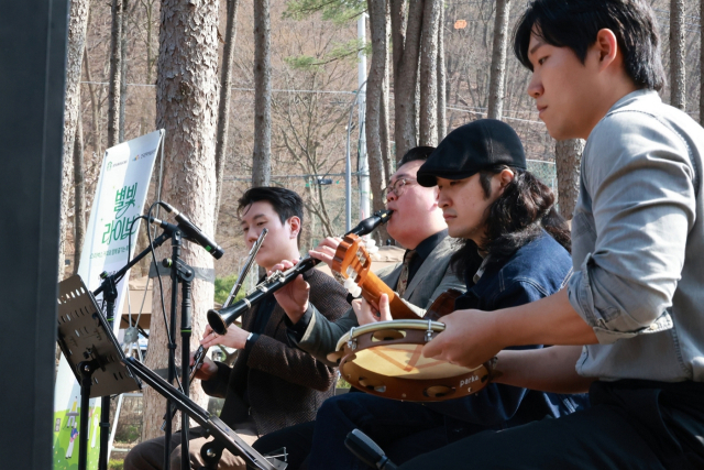 커피숍이 공연장으로…스타벅스 청년 뮤지션 무대 9월까지 운영