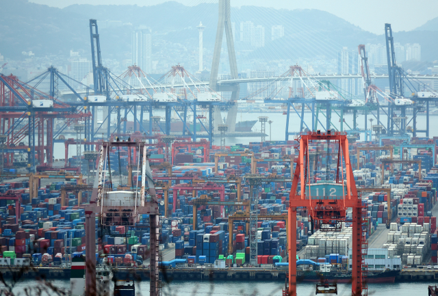 1일 부산항 신선대 부두에 컨테이너가 쌓여 있다. 연합뉴스