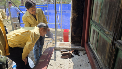 경복궁에 연기 '스멀' 13시간 몰랐다…'CCTV 사각지대' 남성 의심