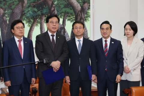 여야, '26.2조' 추경 합의, '소득하위 70% 지원금' 정부안 유지…심야에 본회의 처리