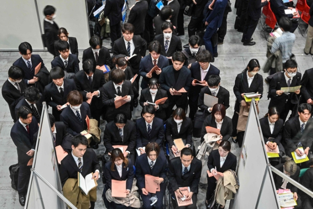 2025년 졸업을 앞둔 일본 대학생들이 2024년 3월 도쿄 국제 포럼에서 열린 취업세미나에 참석해 줄을 서고 있는 모습. 사진 AFP 연합뉴스