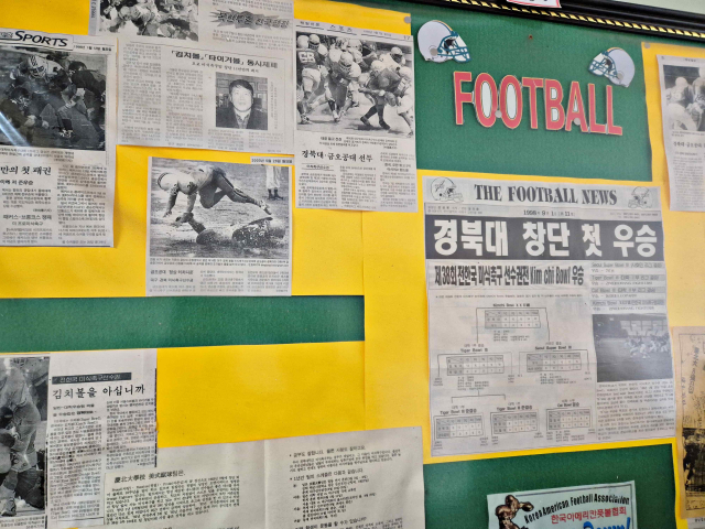 박경규 경북대 명예교수의 연구실 앞 게시판에 붙여둔 미식축구 관련 보도 기사들. 채정민 기자