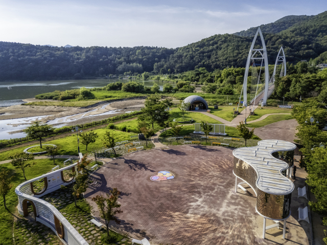 칠곡군 동명지 수변생태공원 전경과 우측 멀리 현수교가 보인다. 칠곡군 제공