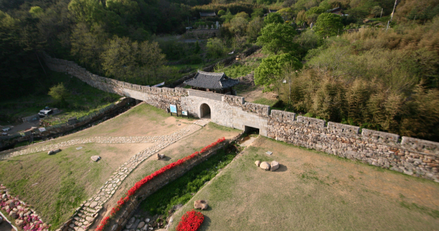 역사의 숨결이 스며있는 칠곡군 가산산성 진남문 전경. 칠곡군 제공