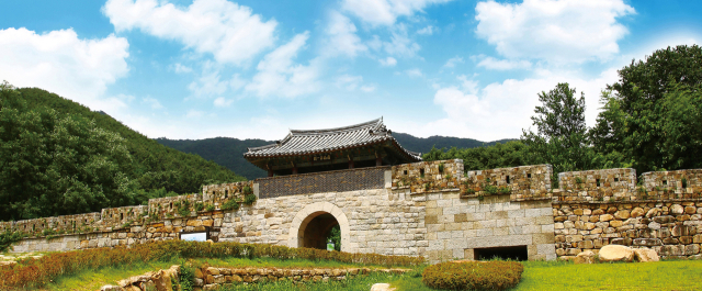 역사의 숨결이 스며있는 칠곡군 가산산성 진남문 전경. 칠곡군 제공