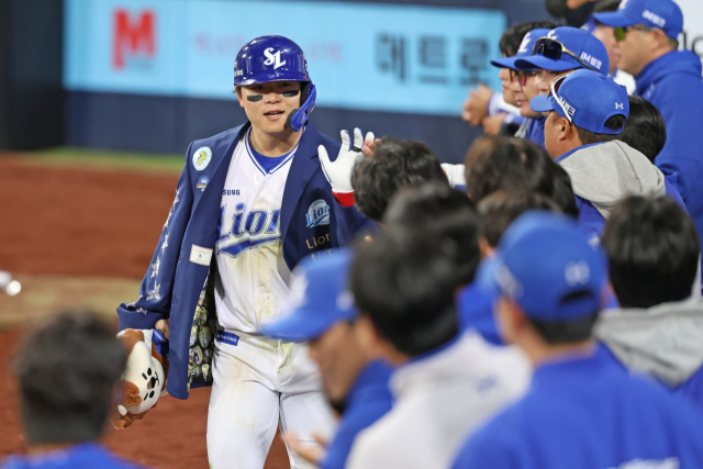 삼성 라이온즈의 박승규가 10일 대구에서 열린 NC 다이노스와의 경기 5회마라 솔로 홈런을 터뜨린 뒤 덕아웃으로 들어오자 동료들이 반겨주고 있다. 삼성 제공