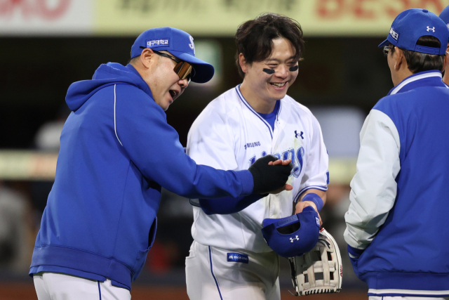 삼성 라이온즈의 박승규가 11일 대구에서 열린 NC 다이노스와의 경기를 승리로 이끈 뒤 박진만 감독과 기쁨을 나누고 있다. 삼성 제공