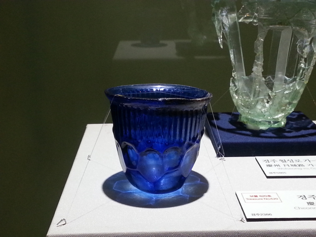 경주 월성로 출토 유리. 국립 경주 박물관