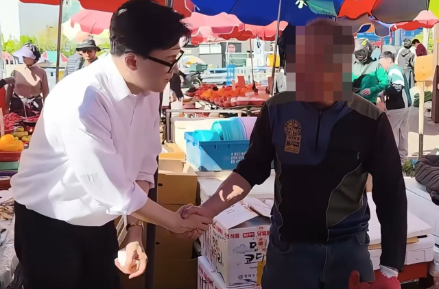 6.3 지방선거와 함께 치러질 가능성이 있는 부산 북갑 국회의원 재보궐선거 출마 하마평에 오른 한동훈 전 국민의힘 대표. 최근 부산 북구 만덕시장을 찾았다. 한동훈 유튜브