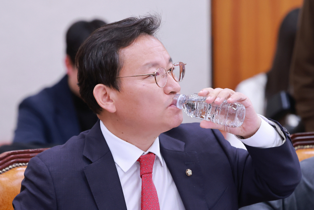 9일 국회에서 열린 윤석열 정권 정치검찰 조작기소 의혹 사건 진상규명 국정조사특별위원회 제6차 전체회의에서 야당 간사인 국민의힘 김형동 의원이 목을 축이고 있다. 연합뉴스