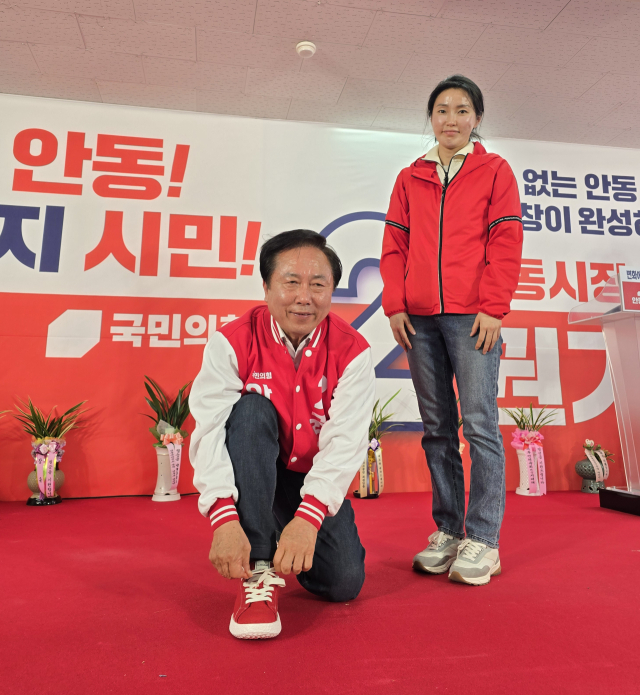 권기창 안동시장 예비후보가 자녀로부터 선물 받은 필승의 빨간 운동화로 갈아 신고 끈을 묶으며 이번 선거에 대한 끝까지 완주를 다짐하는 퍼포먼스를 선보이고 있다. 김영진 기자