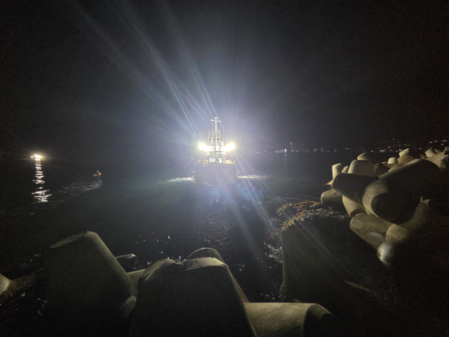 12일 오전 포항시 남구 구룡포읍 앞바다에 좌초한 어선에서 해경 구조대원들이 승선원 구조 작업을 벌이고 있다. 포항해양경찰서 제공.