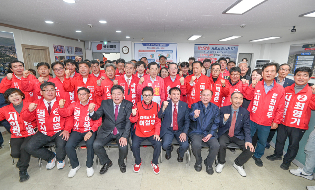 이철우 국민의힘 경북도지사 예비후보가 11일 국민의힘 경주시당협을 방문해 지방선거 예비후보자 등과 필승의지를 다지며 기념사진을 촬영하고 있다. 이 예비후보 선대위 제공