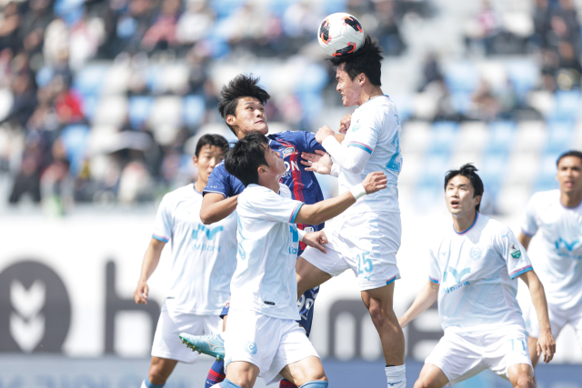 대구FC의 김대원(25번)이 11일 수원에서 열린 프로축구 K리그2 경기 도중 수원FC의 하정우와 공중볼을 다투고 있다. K리그 제공