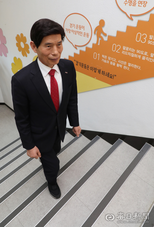 5층 집무실까지 엘리베이터 대신 계단을 택하는 것이 이태훈 구청장의 오랜 습관이다. 10년 구정도 그렇게 한 계단씩 쌓아 올린 것이었다. 정운철 기자 woon@imaeil.com