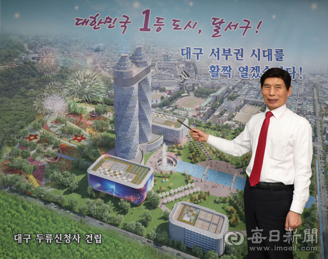 대구시 신청사 조감도 앞에 선 이태훈 달서구청장이 사업 방향을 설명하고 있다. 오랜 논란과 갈등의 중심에 선 신청사 문제를 둘러싼 그의 표정에는 기대와 부담이 교차한다. 정운철 기자 woon@imaeil.com