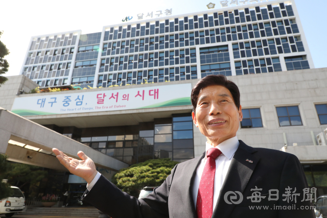 2016년 전국 최초 결혼장려팀 신설을 이끈 이태훈 구청장은 