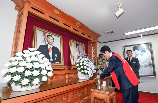 12일 이철우 국민의힘 경북도지사 경선 후보가 구미 소재 박정희 전 대통령 생가를 방문해 참배하고 있다. 후보 측 제공