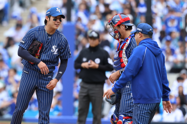 삼성 라이온즈의 원태인이 12일 대구에서 열린 NC 다이노스와의 경기 4회초 2사 2루 때 마운드를 방문한 박진만 감독과 이야기를 나누고 있다. 삼성 제공