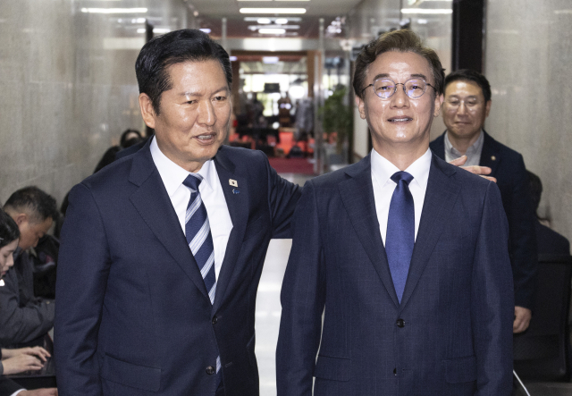 더불어민주당 정청래 대표(왼쪽)가 10일 국회에서 6·3 지방선거 민주당 부산시장 후보로 확정된 전재수 의원과 만나 당 대표실로 이동하고 있다. 연합뉴스