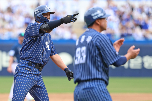 삼성 라이온즈의 구자욱이 12일 대구에서 열린 NC 다이노스와의 경기 2회말 3루타로 선취점을 뽑은 뒤 환호하고 있다. 삼성 제공