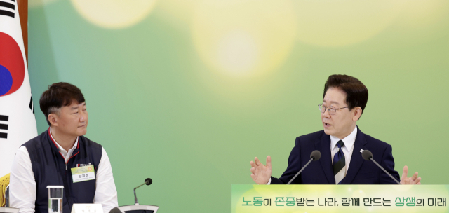 이재명 대통령이 10일 청와대에서 열린 민주노총 초청간담회에서 양경수 위원장과 대화하고 있다. 연합뉴스