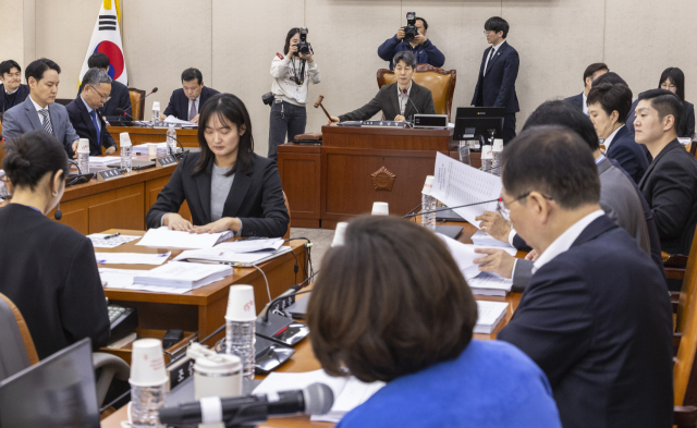 윤건영 국회 정치개혁특별위원회 공직선거법및지방선거구제개편심사소위원회 위원장이 27일 국회에서 열린 소위 회의에서 안건을 상정하고 있다. 연합뉴스