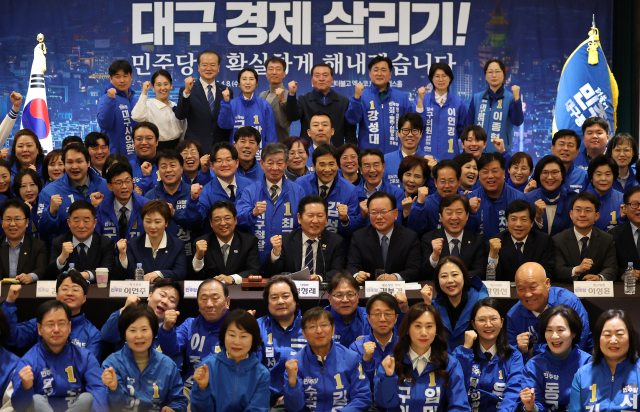 더불어민주당 정청래 대표와 대구시장 후보인 김부겸 전 국무총리가 8일 대구 북구 인터불고 엑스코 호텔에서 열린 현장 최고위원회의를 마친 뒤 참석자들과 기념 촬영하고 있다. 연합뉴스