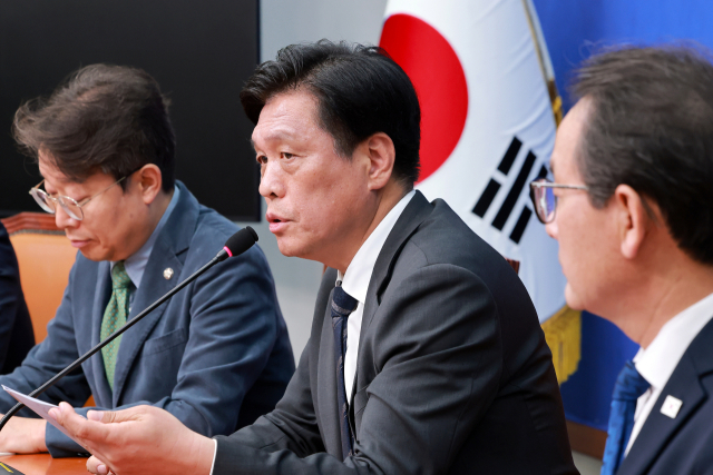 더불어민주당 조승래 사무총장이 12일 국회에서 기자 간담회를 열고 6·3 지방선거 공천 진행 상황 등을 설명하고 있다. 연합뉴스