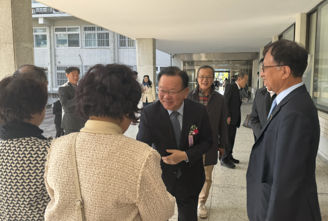 11일 오전 대구시청 산격청사 대강당에서 열린 제107주년 대한민국 임시정부 수립 기념식에 참석한 김부겸 더불어민주당 대구시장 예비후보가 인사를 나누고 있다. 