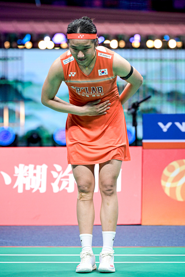 안세영이 12일 중국 닝보에서 열린 2026 아시아 배드민턴선수권대회 여자 단식 결승에 출격해 중국의 왕즈이를 꺾은 뒤 관중들에게 인사하고 있다. 신화 연합뉴스