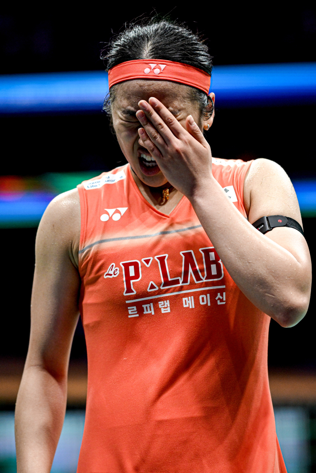 안세영이 12일 중국 닝보에서 열린 2026 아시아 배드민턴선수권대회 여자 단식 결승에 출격해 중국의 왕즈이를 꺾은 뒤 감격스러워 하고 있다. 신화 연합뉴스