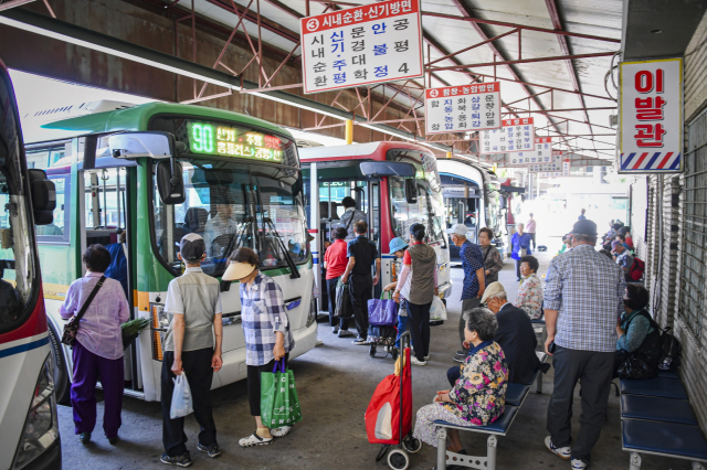 문경시는 지난해 전국 시 단위 최초로 현지인 외지인 가릴 것 없이 시내버스 전면 무료화를 시행해 시민 편의 증진은 물론 관광객 유입에도 기여하고 있다. 사진은 문경시내버스 정류장 모습. 문경시 제공