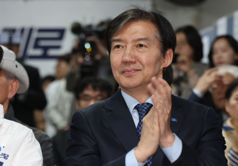 李대통령 감싼 조국 