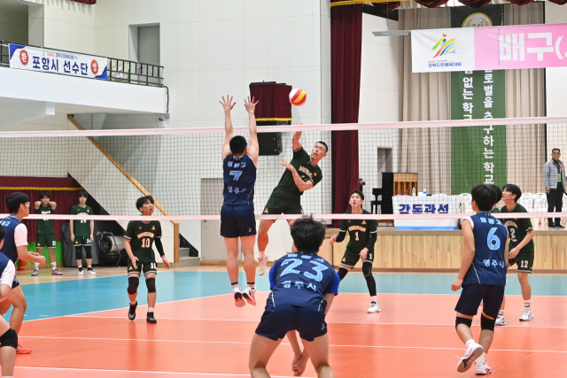 문경 문창고등학교와 영주 영광고등학교 배구부 학생 선수들이 경북소년체육대회에서 열띤 경연을 벌이고 있다. 김영진 기자