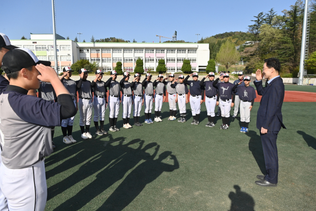 임종식 경북교육감이 포항제철중학교 야구부 학생 선수들과 만나 덕담하고 격려 인사를 하고 있다. 김영진 기자