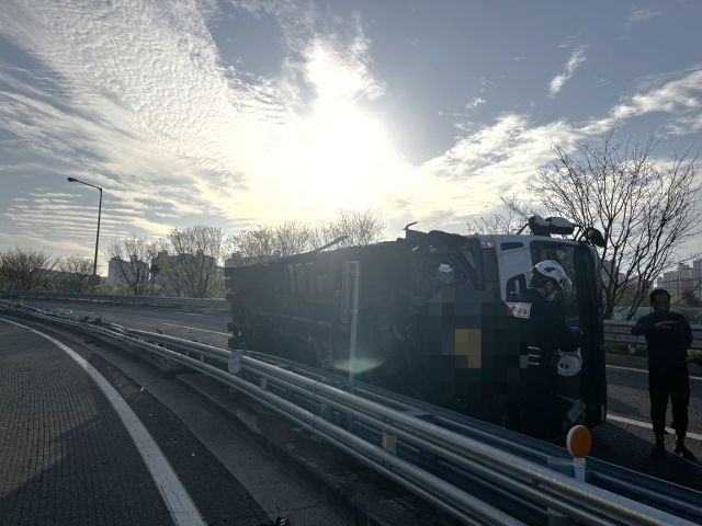 동대구IC서 화물차 전도 사고…출근길 차량 정체 극심