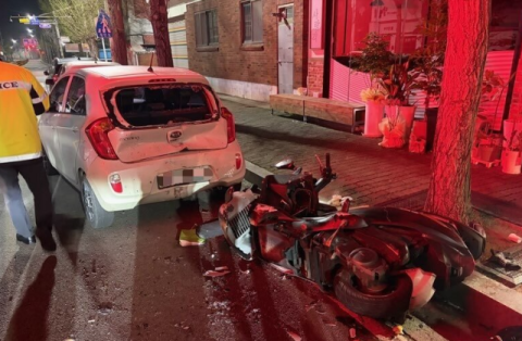 [속보] 술취해 오토바이 몬 10대, 여학생 2명 태운 채 '쾅'…1명 중상