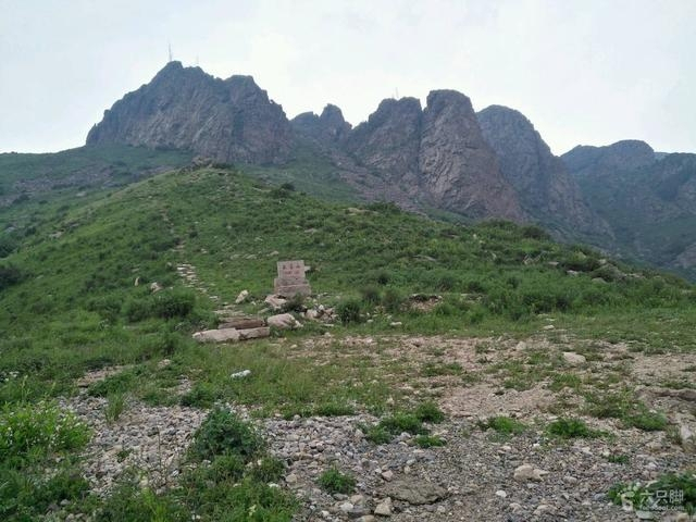 옛 어양군 백단현에 있던 백단산으로 비정되는 운무산, 산 정상에 드넓은 평야가 펼쳐져 있는 것이 특징으로 꼽힌다