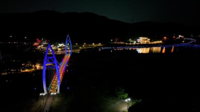 칠곡군 동명지 수변생태공원 야경. 칠곡군 제공