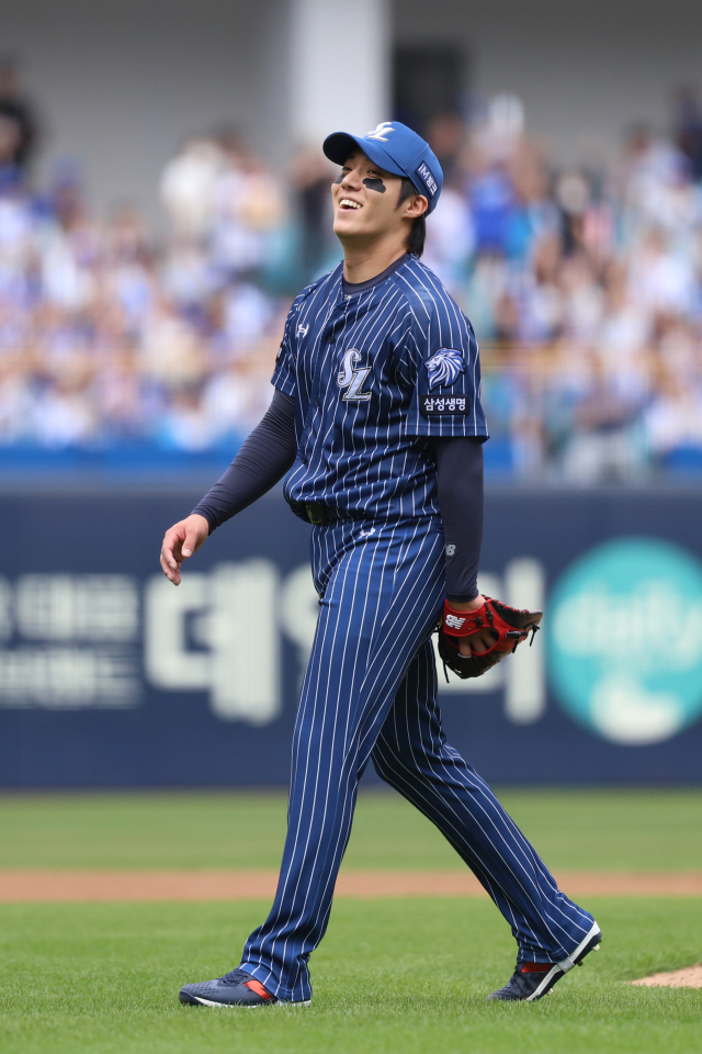 삼성 라이온즈의 원태인이 12일 대구에서 열린 NC 다이노스와의 경기 1회말 실점 없이 이닝을 마무리한 뒤 웃음을 짓고 있다. 삼성 제공
